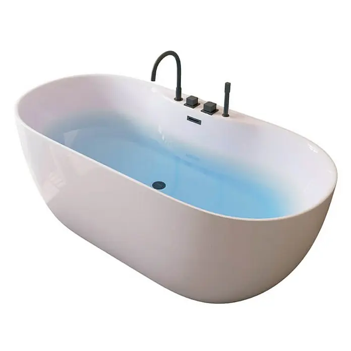 Home Deluxe Freistehende Badewanne LENI inkl. schwarzer Armatur - Weiß Schwarz - Freistehende Badewanne aus weißem Sanitäracryl mit schwarzen Armaturen, gefüllt mit blauem Wasser.