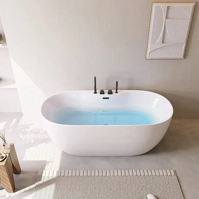 Home Deluxe Freistehende Badewanne LENI inkl. schwarzer Armatur - Weiß Schwarz - Elegante, freistehende Badewanne in einem hellen Badezimmer mit stilvoller Armatur und dezentem Kunstwerk an der Wand.