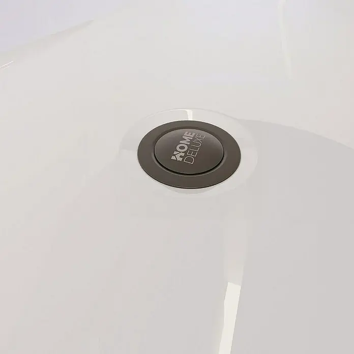 Home Deluxe Freistehende Badewanne LENI inkl. schwarzer Armatur - Weiß Schwarz - Nahaufnahme eines weißen Waschbeckens mit einem grauen "Home Deluxe"-Abflussstopfen.