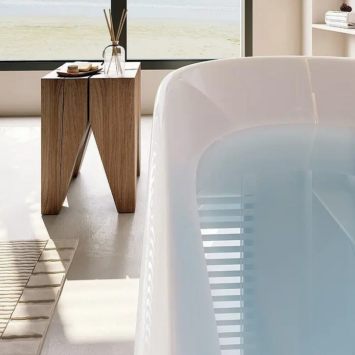 Home Deluxe Freistehende Badewanne LENI inkl. schwarzer Armatur - Weiß Schwarz - Das Bild zeigt ein modernes Badezimmer mit einer freistehenden Badewanne und einem Holzhocker mit Duftstäbchen.