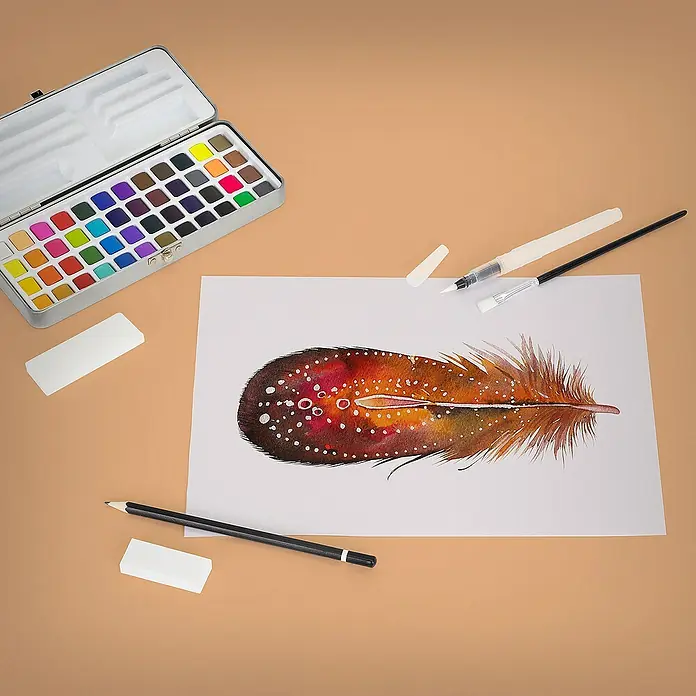 ECD Germany Aquarellfarben-Set 48 Farben, Pinsel, Bleistift 2B, Aquarellstift - Silber - Aquarellfarben-Set mit Pinsel, Bleistift und Radiergummi, präsentiert mit einer Feder-Aquarellmalerei auf beigem Hintergrund.