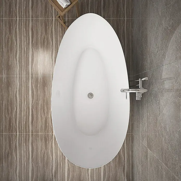 Home Deluxe Freistehende Badewanne DELIA - Weiß - Oval geformte, freistehende Badewanne in Weiß mit Chromarmatur. Perfekt für ein modernes Badezimmerdesign.