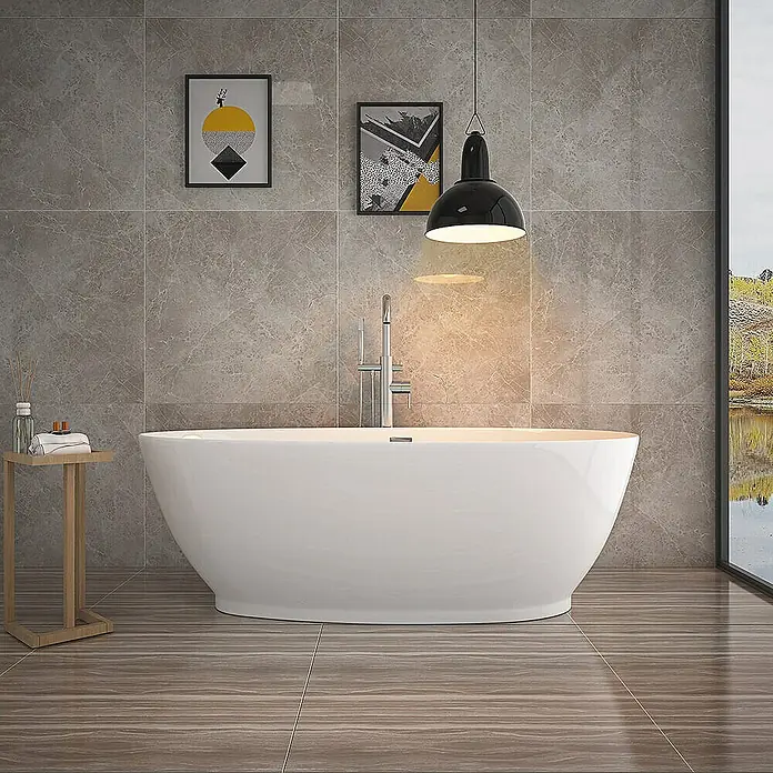 Home Deluxe Freistehende Badewanne DELIA - Weiß - Freistehende Badewanne in einem stilvollen Badezimmer mit grauen Fliesen und moderner Beleuchtung.