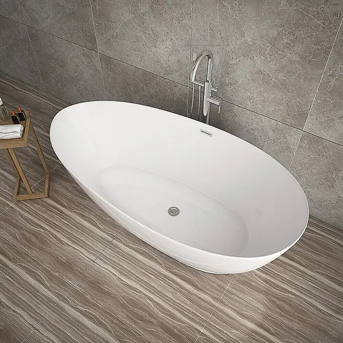 Home Deluxe Freistehende Badewanne DELIA - Weiß - Elegante, freistehende Badewanne in Weiß mit Armatur und Ablage, perfekt für ein modernes Badezimmerdesign.