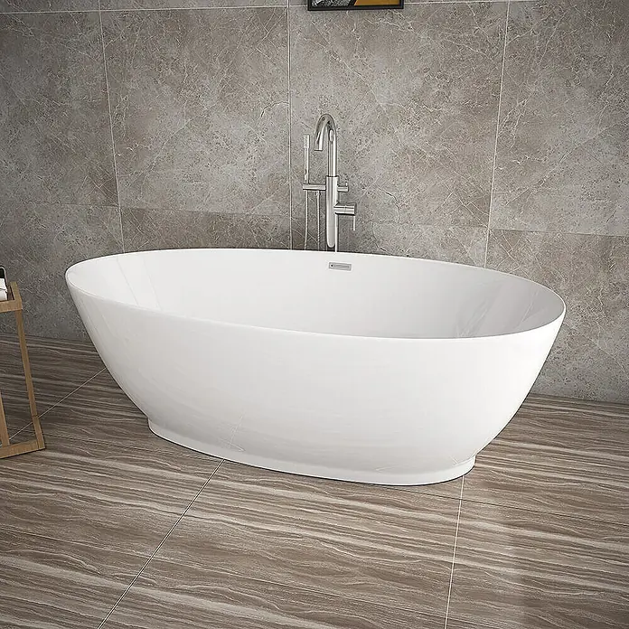 Home Deluxe Freistehende Badewanne DELIA - Weiß - Elegante freistehende Badewanne in Weiß vor grauen Fliesen. Die Wanne besticht durch ihr modernes, ovales Design und die freistehende Armatur.