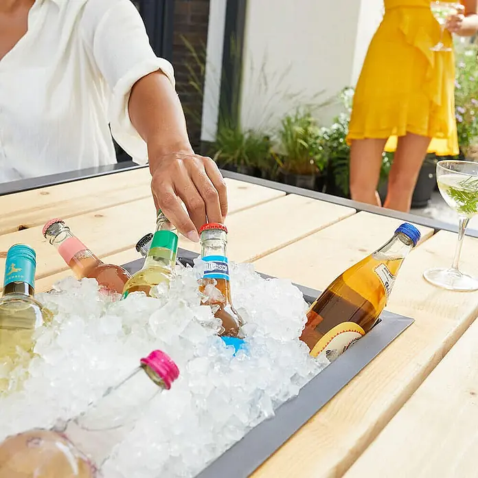 Home Deluxe Gartentisch-Set NAXOS - L x B x H: 43 x 200 x 90 cm - Erfrischende Getränke in Eis gekühlt: Eine Auswahl an farbenfrohen Flaschen in einem Eisbad auf einem Holztisch. Perfekt für eine Sommerparty.
