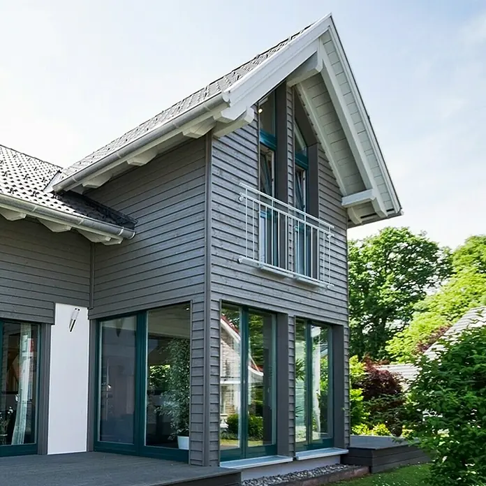 ECD Germany Fenstergitter Französischer Balkon aus Edelstahl Balkongeländer Balkongitter - B x H: 12,5 x 90 cm - Hausfassade mit grauer Holzverkleidung, großen Fenstern und einem kleinen Balkon mit weißem Geländer.
