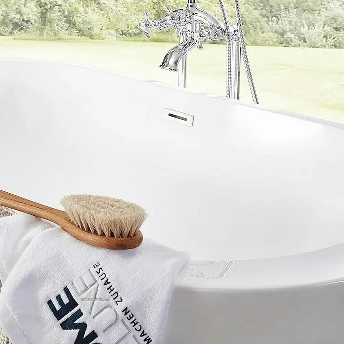 Home Deluxe Freistehende Badewanne CODO - Weiß - Moderne Badewanne mit Chromarmatur, Handtuch und Bürste. Ein entspannendes Badeerlebnis für Ihr Zuhause.