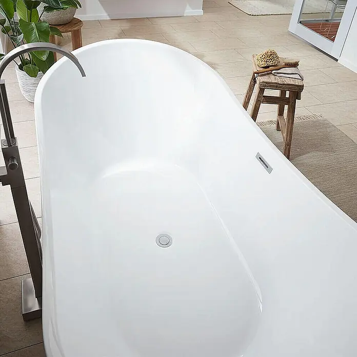 Home Deluxe Freistehende Badewanne OVALO - Weiß - Nahaufnahme einer freistehenden Badewanne in einem Badezimmer. Die Wanne ist weiß und hat eine moderne Armatur.