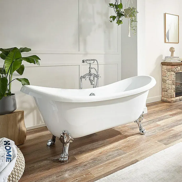 Home Deluxe Freistehende Badewanne FAMA - Weiß - Freistehende Badewanne mit Chromfüßen und Armaturen, ideal für ein stilvolles Badezimmer.