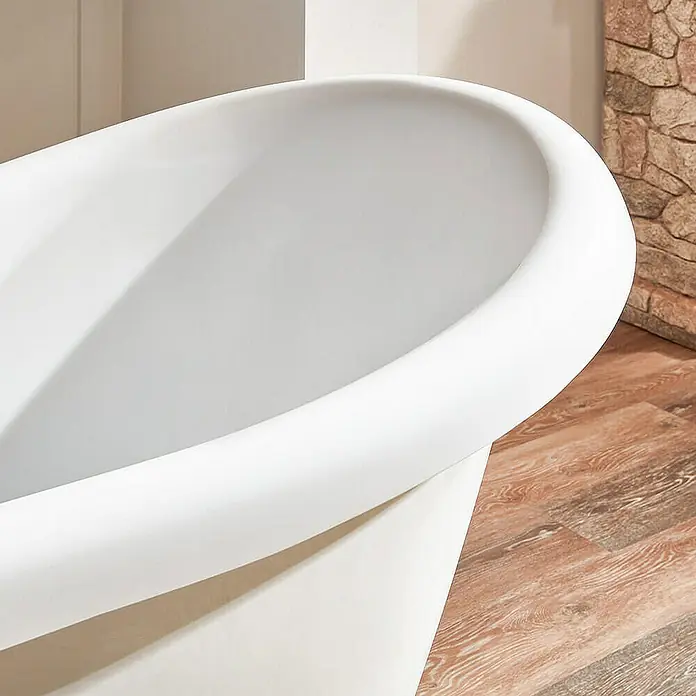 Home Deluxe Freistehende Badewanne FAMA - Weiß - Nahaufnahme einer modernen, freistehenden Badewanne mit glatten, weißen Oberflächen und einem eleganten Design, das ein luxuriöses Badeerlebnis verspricht.