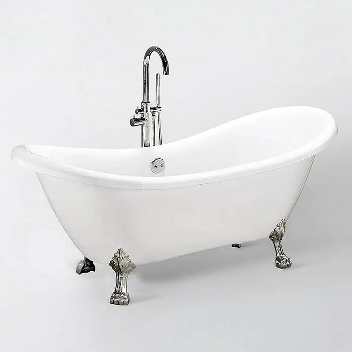 Home Deluxe Freistehende Badewanne FAMA - Weiß - Freistehende Badewanne in Weiß mit verchromtem Wasserhahn und Löwenfußfüßen für ein luxuriöses Badeerlebnis.