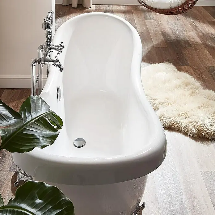 Home Deluxe Freistehende Badewanne FAMA - Weiß - Elegante freistehende Badewanne mit Chromarmaturen und weichem Schaffellteppich für ein luxuriöses Badeerlebnis im stilvollen Badezimmer.