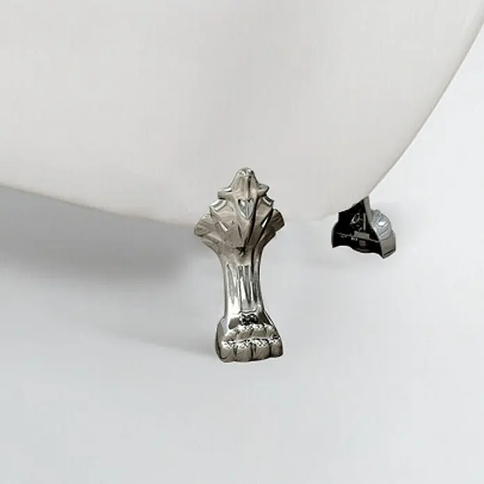 Home Deluxe Freistehende Badewanne FAMA - Weiß - Detailansicht einer freistehenden Badewanne mit eleganten Löwenfußfüßen, die dem Design einen Hauch von Luxus verleihen.