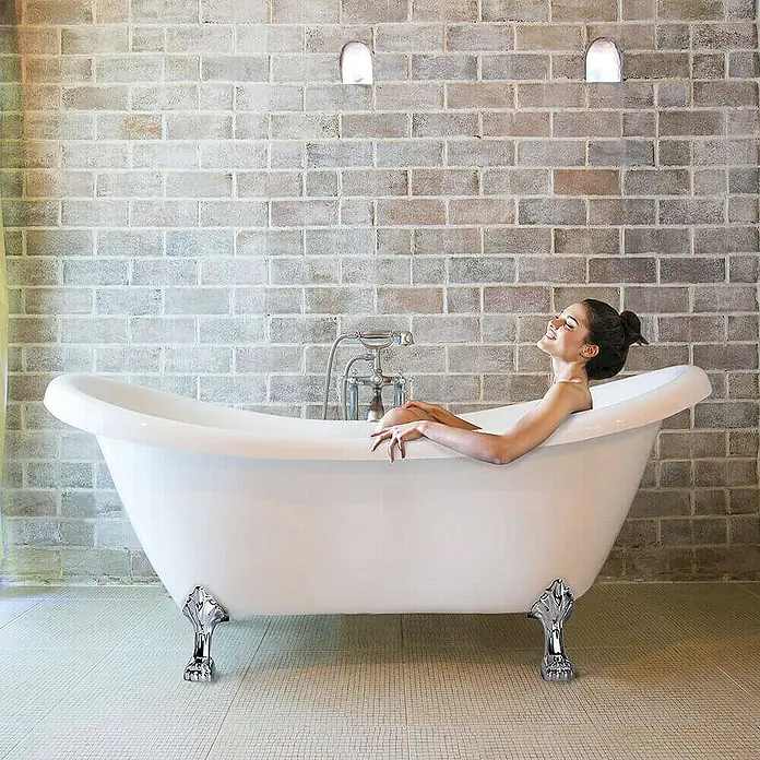 Home Deluxe Freistehende Badewanne FAMA - Weiß - Freistehende Badewanne mit Frau für ein entspannendes Badeerlebnis. Die Wanne ist aus robustem Material gefertigt und mit Chromfüßen versehen.
