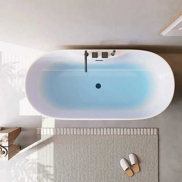 Home Deluxe Freistehende Badewanne LENI inkl. schwarzer Armatur - Weiß Schwarz - Ein luxuriöses Badezimmer mit einer freistehenden Badewanne, gefüllt mit blauem Wasser, auf einem stilvollen Teppich mit weißen Hausschuhen.