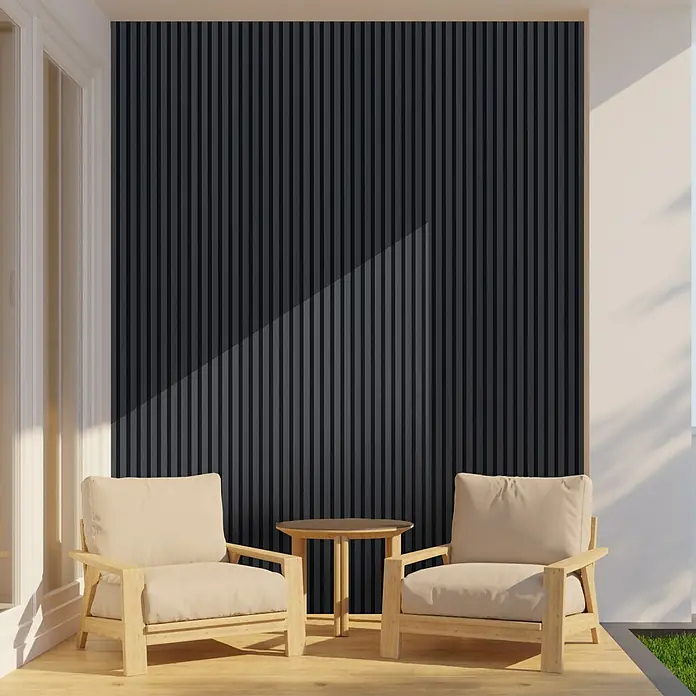 FN Neuhofer Akustikpaneel Aluminium Eloxiert - Schwarz, L x B x S: 2.400 x 565 x 19 mm - Zwei elegante Sessel aus hellem Holz mit beigen Polstern und einem kleinen Tisch vor einer Wand mit dunkler Holzpaneele.