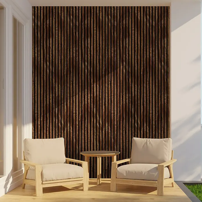 FN Neuhofer Akustikpaneel Aluminium Foliert - Eiche Rustikal, L x B x S: 2.400 x 565 x 17 mm - Zwei hellbeige Sessel und ein Beistelltisch stehen vor einer dekorativen Wandpaneele aus Holzlatten. Elegantes Design für Terrasse oder Wohnbereich.