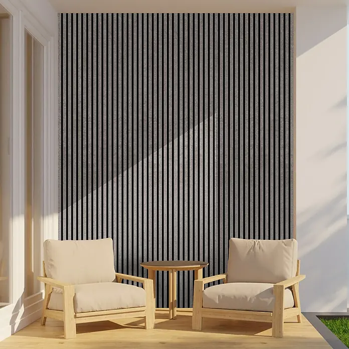 FN Neuhofer Akustikpaneel Aluminium Foliert - Beton, L x B x S: 2.400 x 565 x 17 mm - Ein gemütlicher Außenbereich mit zwei hellen Holzstühlen und einem kleinen Tisch vor einer stilvollen Wandverkleidung.