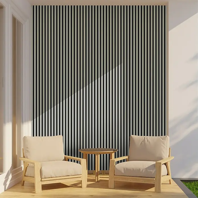 FN Neuhofer Akustikpaneel Aluminium Eloxiert - Inox, L x B x S: 2.400 x 565 x 19 mm - Zwei Stühle und ein Tisch auf einer Terrasse vor einer Wand mit vertikalen schwarzen und weißen Streifen.