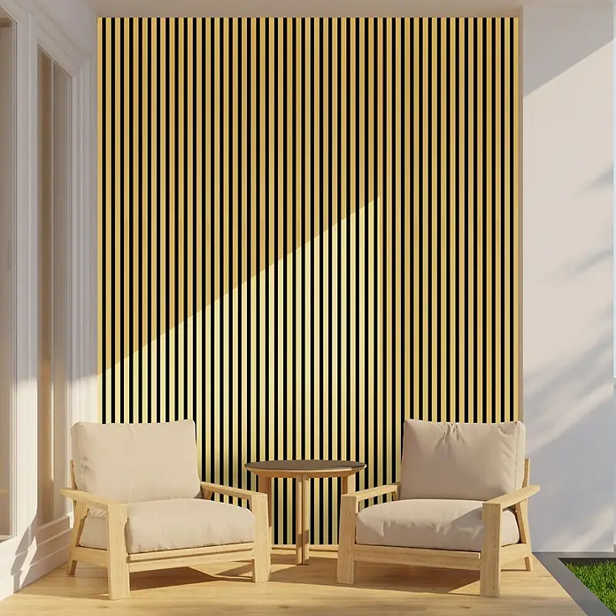 FN Neuhofer Akustikpaneel Aluminium Eloxiert - Gold, L x B x S: 2.400 x 565 x 19 mm - Das Bild zeigt eine stilvolle Außeneinrichtung mit zwei Sesseln und einem Tisch vor einer dekorativen Wandverkleidung.