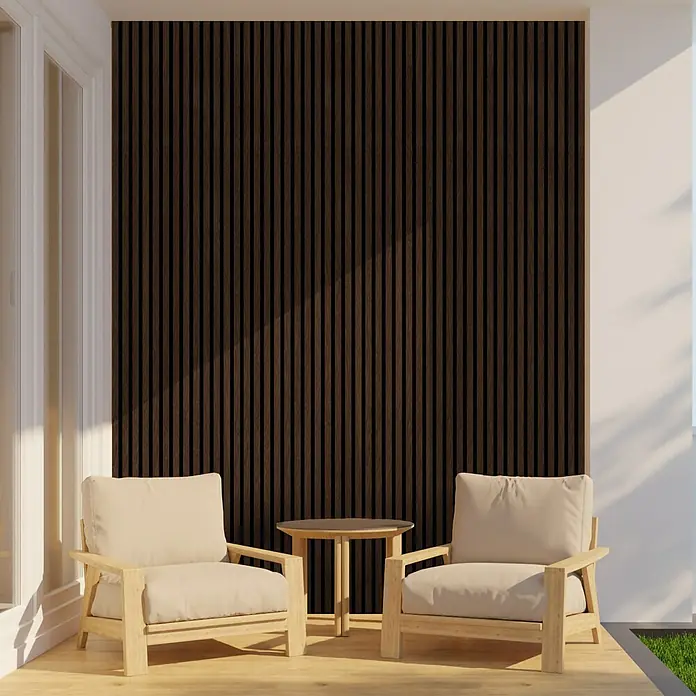 FN Neuhofer Akustikpaneel Aluminium Foliert - Eiche Medium, L x B x S: 2.400 x 565 x 17 mm - Aufnahme einer gemütlichen Terrasse mit Holzstühlen und einem kleinen Tisch vor einer dekorativen Holzwand.