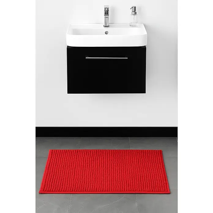 MSV Alfombra de baño Chenille - 60 x 40 cm, Poliéster, Rojo - Alfombra de baño roja frente a un lavabo moderno con mueble negro y grifo plateado. La alfombra añade confort y color.