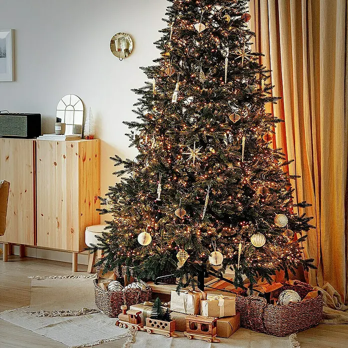 ECD Germany LED-Clusterlichterkette 1512 LEDs 11m für Innen & Außen IP44 Warmweiß - Außen, Länge: 14 m, 1.512 Stk., Netzbetrieben - Geschmückter Weihnachtsbaum mit Lichtern, Ornamenten und Geschenken in einem gemütlichen Wohnzimmer.