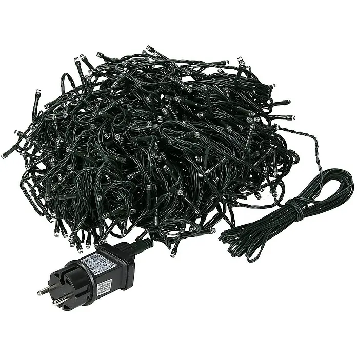 ECD Germany LED-Lichterkette - Außen, Lichtfarbe: Warmweiß, Anzahl Leuchtmittel: 320 Stk., Netzbetrieben - Ein Haufen grüne LED-Weihnachtsbaumlichter mit einem schwarzen Stecker, bereit für die festliche Beleuchtung.