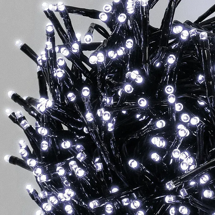 ECD Germany LED-Clusterlichterkette 3000 LEDs 39m für Innen & Außen IP44 Kaltweiß - Außen, Länge: 42 m, 3.000 Stk., Netzbetrieben - Nahaufnahme von einem Bündel aus Lichterketten mit vielen kleinen, leuchtenden LED-Lampen an schwarzen Kabeln.