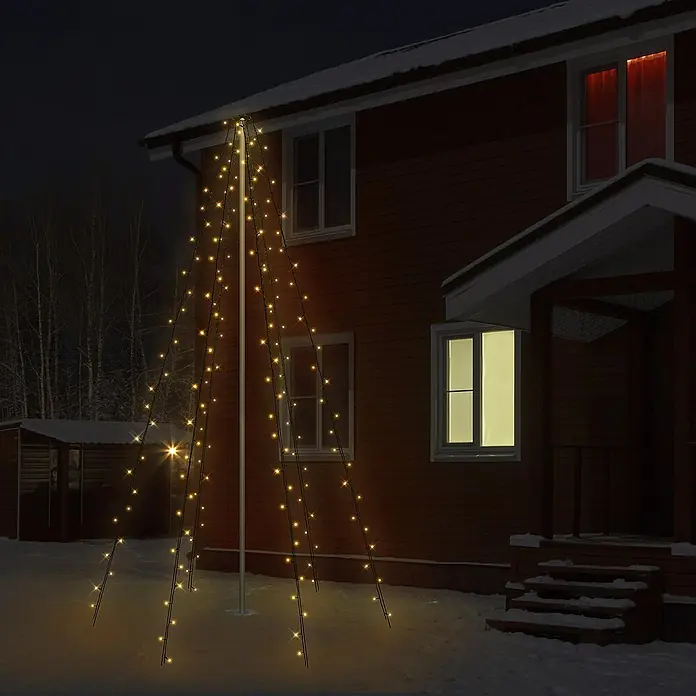ECD Germany LED-Lichterkette 6 Stränge à 2,08 Meter mit 192 LED in Warmweiß Außenbeleuchtung - Außen, Lichtfarbe: Warmweiß, Anzahl Leuchtmittel: 192 Stk., Netzbetrieben - Illuminiertes LED-Weihnachtsbaum-Lichterketten-Set im Freien vor einem Haus im Winter.