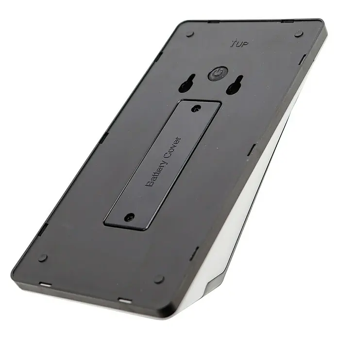 Arte confort Aplique solar para exterior Lexor - 1,4 W, Blanco cálido, Blanco - Parte posterior de un dispositivo con tapa de batería negra. El dispositivo tiene un borde blanco y ranuras para colgar en la pared.