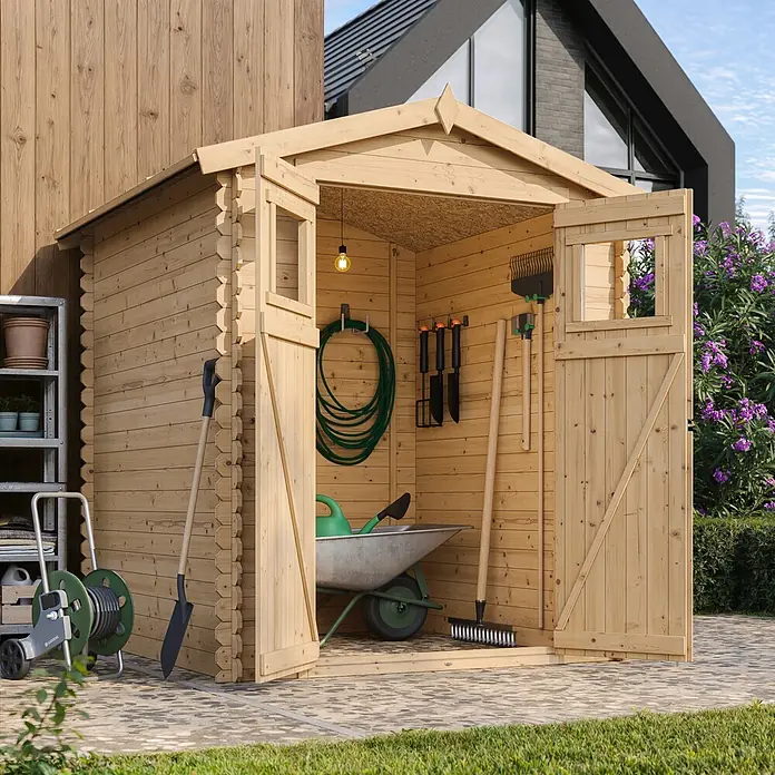 Timbela Gerätehaus M320 - Außenmaß inkl. Dachüberstand (B x T): 196 x 196 cm, Holz, Natur, Ohne Fußboden - Eine hölzerne Gartengeräte-Aufbewahrung mit geöffneten Türen, die eine Schubkarre, einen Schlauch und andere Gartengeräte zeigt.
