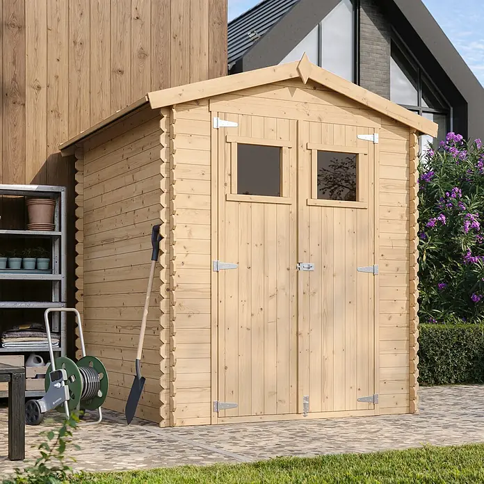 Timbela Gerätehaus M320 - Außenmaß inkl. Dachüberstand (B x T): 196 x 196 cm, Holz, Natur, Ohne Fußboden - Ein hölzernes Gartenhaus mit Doppeltür und kleinen Fenstern steht auf einer gepflasterten Fläche, ideal zur Aufbewahrung von Gartengeräten.
