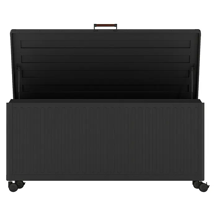 Kissenbox Mirador Life - L x B x H: 164,8 x 72 x 70 cm, Metall, Anthrazit - Ein offener, schwarzer, industriell anmutender Werkzeugkasten mit Griff, der auf Rollen steht. Der Deckel ist teilweise geöffnet.