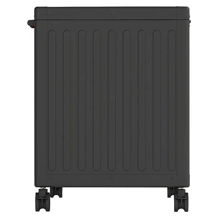 Kissenbox Mirador Life - L x B x H: 130 x 60,4 x 70 cm, Metall, Anthrazit - Bild eines schwarzen, fahrbaren Heizkörpers mit vertikalen Rippen. Das Gerät steht auf Rädern und hat ein schlichtes, modernes Design.
