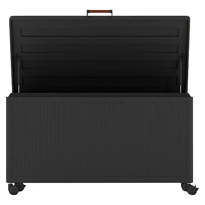 Kissenbox Mirador Life - L x B x H: 141,6 x 72 x 70 cm, Metall, Anthrazit - Das Bild zeigt eine schwarze Aufbewahrungsbox mit Rollen und einem Deckel mit Griff. Die Box hat ein geripptes Design.