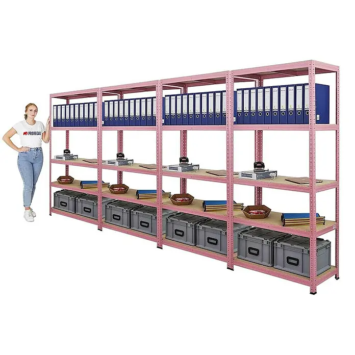 Proregal Schwerlastregal Wohnregal Mega Deal PINK LADY - H x B x T: 180 x 90 x 40 cm, Traglast pro Boden: 175 kg, Anzahl Böden: 5 Stk., Stecken, Pink - Ein rosa Regalsystem mit vier Regalebenen, bestückt mit Ordnern, Boxen und Büroartikeln, neben einer stehenden Person.