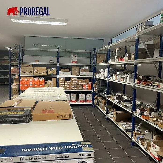 Proregal Schwerlastregal Weitspannregal MAXIMUS - H x B x T: 250 x 200 x 80 cm, Traglast pro Boden: 400 kg, Anzahl Böden: 4 Stk., Stecken, Lichtblau/Lichtgrau - Lagerraum mit Tarkett Starfloor Click Ultimate Vinylfliesen, ordentlich auf Regalen gestapelt für einfache Entnahme.