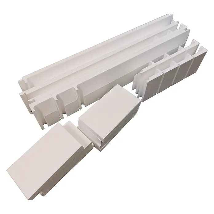 Aedler Duschwannenträger - L x B: 136,6 x 96,6 cm, Expandiertes Polystyrol, Weiß - Das Bild zeigt eine Nahaufnahme von weißen Styropor-Formteilen für Verpackungen, die verschiedene Größen und Formen aufweisen.
