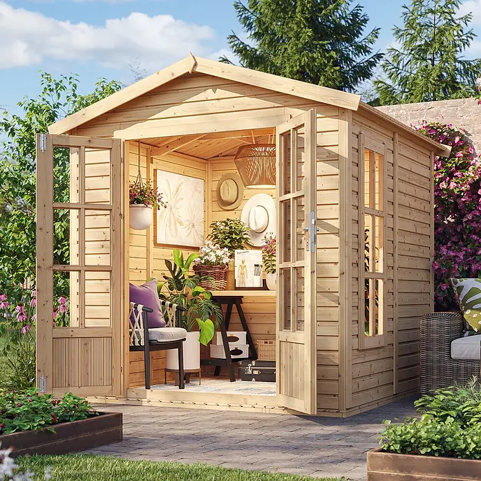 Timbela Gerätehaus M351FB+H351FBRED - Außenmaß inkl. Dachüberstand (B x T): 233 x 222 cm, Holz, Natur, Mit roten Bitumenschindeln - Einladender Gartenblick in ein Holzgartenhaus mit offenen Türen, dekoriert mit Pflanzen und gemütlichen Möbeln.