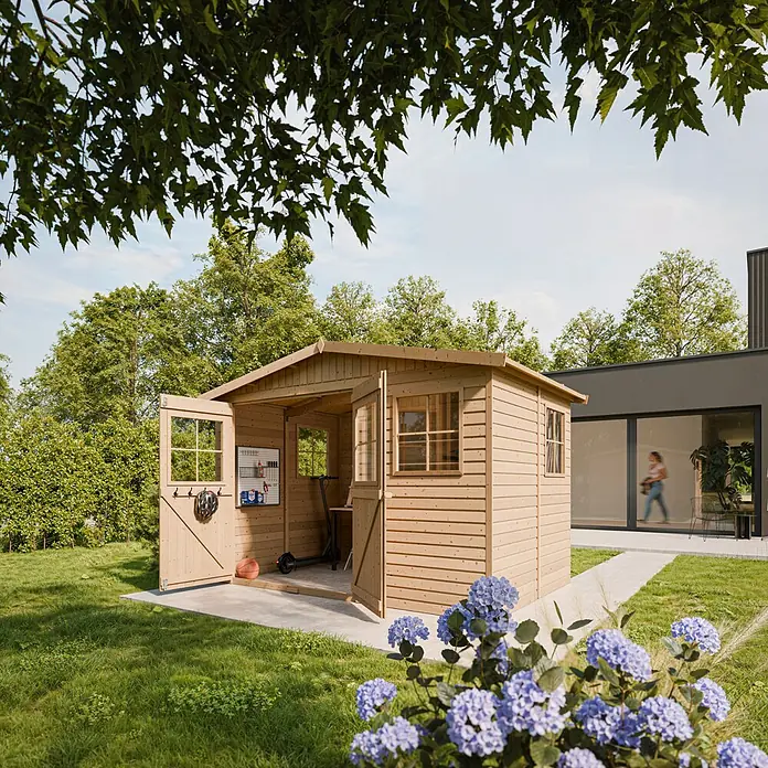 Timbela Gerätehaus M334 - Außenmaß inkl. Dachüberstand (B x T): 324 x 216 cm, Holz, Natur, Ohne Fußboden - Gartenhaus aus Holz mit geöffneten Türen und Sportgeräten im Inneren, umgeben von grüner Natur.
