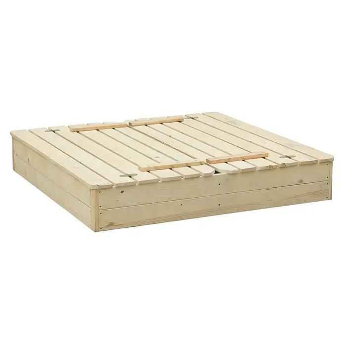Timbela Sandkasten - L x B: 122 x 118 cm, Holz, Natur - Ein rechteckiger, hölzerner Sandkasten mit einem Deckel aus Holzlatten, ideal für Kinder zum Spielen im Freien.