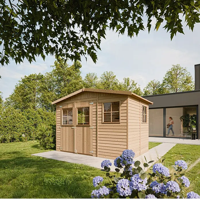 Timbela Gerätehaus M334 - Außenmaß inkl. Dachüberstand (B x T): 324 x 216 cm, Holz, Natur, Ohne Fußboden - Gartenszene mit einem Holzgartenhaus, das auf einer Betonplatte steht und von blauen Hortensien umgeben ist. Ideal für die Gartenaufbewahrung.