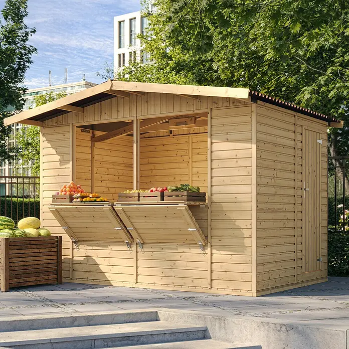 Timbela Marktstand M150 - Außenbreite inkl. Dachüberstand: 336 cm, Außentiefe inkl. Dachüberstand: 263 cm, Natur - Bild eines hölzernen Marktstandes mit Obst und Gemüse im Freien. Der Verkaufsstand hat eine praktische Ausklapptheke.