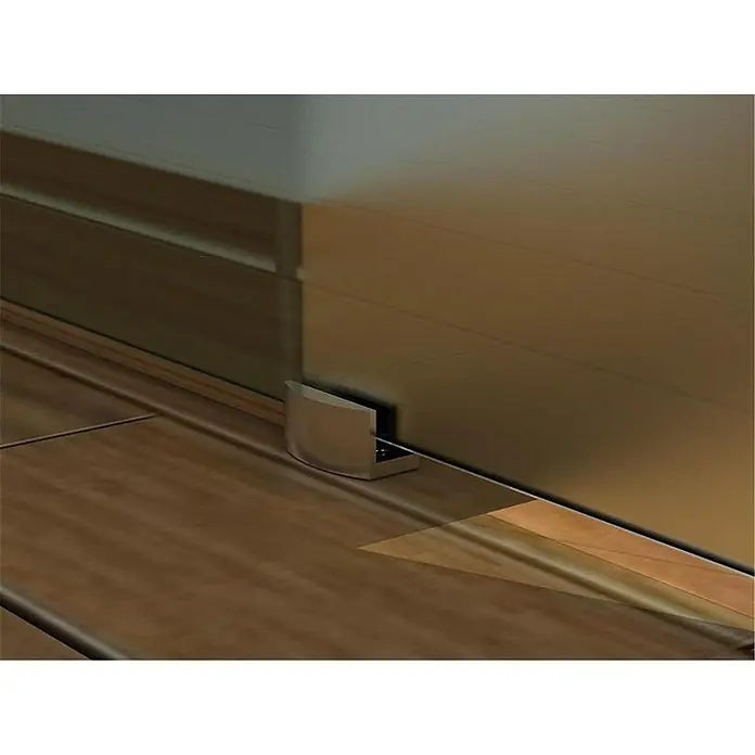 Glaszentrum Hagen Zimmertür Glasschiebetür 2050x1025x8 mm Lot, ESG - DIN Anschlag: Links/Rechts, Transparents, Schiebetür - Nahaufnahme einer minimalistischen Duschabtrennung aus Glas mit Beschlägen auf einem Holzboden, die ein modernes Badezimmerdesign zeigt.