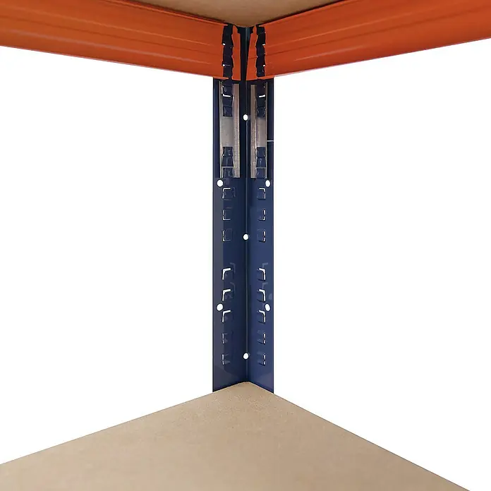 shelfplaza Schwerlastregal PRO - H x B x T: 200 x 100 x 50 cm, Traglast pro Boden: 200 kg, Stecken, blau-orange - Detailaufnahme eines blauen Schwerlastregals mit orangefarbenen Trägern und hellbraunen Regalböden. Stabilität und Ordnung im Fokus.
