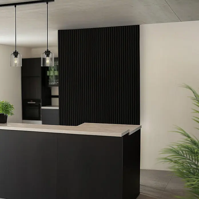 Home Deluxe Akustikpaneel SONIC - Deep Black 12er Set - Tief Schwarz, L x B x S: 2,2 cm x 40,5 cm x 22 mm, 12 Stk., 3,88 m² - Die minimalistische Kücheninsel mit schwarzer Verkleidung und hellen Arbeitsplatten wird von zwei stilvollen Pendelleuchten beleuchtet.