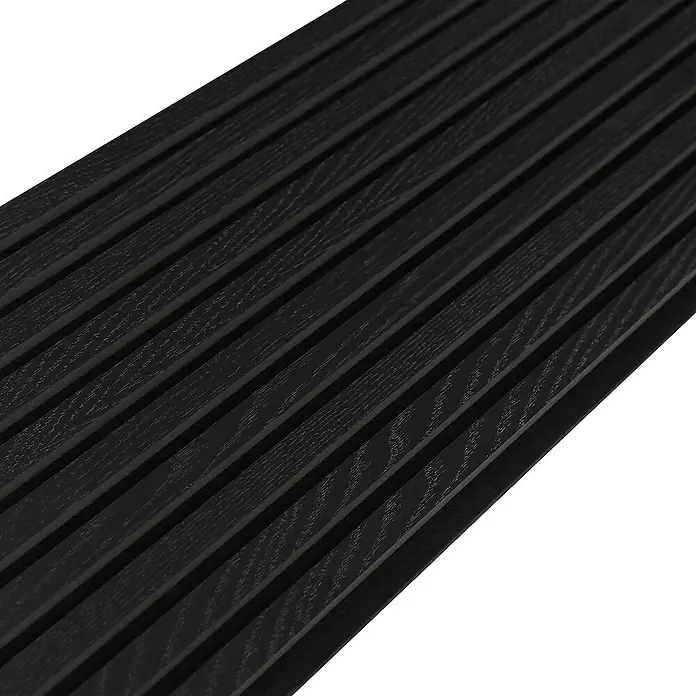 Home Deluxe Akustikpaneel SONIC Deep Black - H 240 x B 40 x T 2,1 cm - Tief Schwarz, L x B x S: 240 cm x 2,1 cm x 21 mm, 1 Stk., 0,97 m² - Nahaufnahme einer schwarzen Lamellenwandverkleidung aus Holz, die ein modernes und stilvolles Design für die Inneneinrichtung bietet.