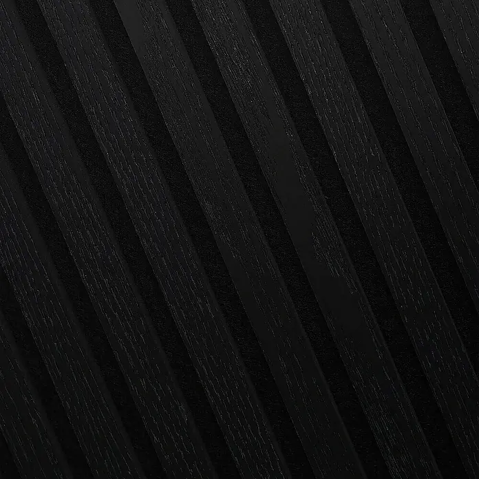 Home Deluxe Akustikpaneel SONIC Deep Black - H 240 x B 40 x T 2,1 cm - Tief Schwarz, L x B x S: 240 cm x 2,1 cm x 21 mm, 1 Stk., 0,97 m² - Nahaufnahme einer schwarzen, strukturierten Holzoberfläche mit diagonal verlaufenden Linien, die ein modernes und elegantes Design zeigt.